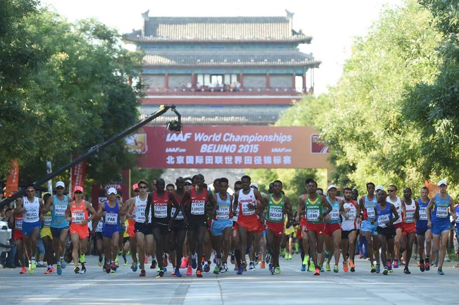 Spettacolare il percorso nel centro storico di Pechino, che ha ricalcato in parte il percorso della maratona olimpica del 2008 (Afp)